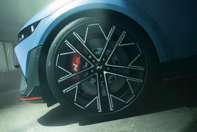 Forged 21-inch aluminium wheels